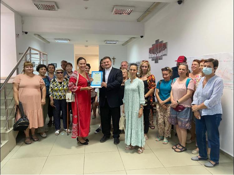 З великим задоволення сьогодні відвідала благодійний фонд "Optima Fide" (Кишинів, Молдова) та вручила Почесну Грамоту Посольства України настоятелю католицької церкви східного обряду "Покрову Пресвятої Богородиці" отцю Ігорю Плевському! З початку російської агресії у цьому центрі майже 9 тисяч людей дістали допомогу у вигляді консультацій, як психологічних, так і інформативних, супровід до медичних та соціальних закладів, допомогу з тимчасовим житлом, гуманітарну допомогу (одяг, продуктові пакети, засоби гігієни, дитяче харчування, підгузники, іграшки, канц.товари, матраци, теплі ковдри, спальники, розкладушки та ін.). Було видано 3716 гарячих обідів. З Божим благословінням Отець Ігор з дружиною-психологинею та чудовою командою волонтерів допомагають нужденним. Сюди українці приходять цілими родинами, з дітьми та літніми людьми та отримують потужну матеріальну та духовну підтримку. Дякую УГКЦ в Молдові за невтомне піклування про тимчасово переміщених українських дітей! Ambasada Ucrainei în Republica Moldova/Посольство України в Молдові Управління закордонного українства МЗС України Подружжя Послів України 🇺🇦 УГКЦ в Молдові Патріарший собор Воскресіння Христового УГКЦ у Києві Департамент інформації УГКЦ Optima Fide