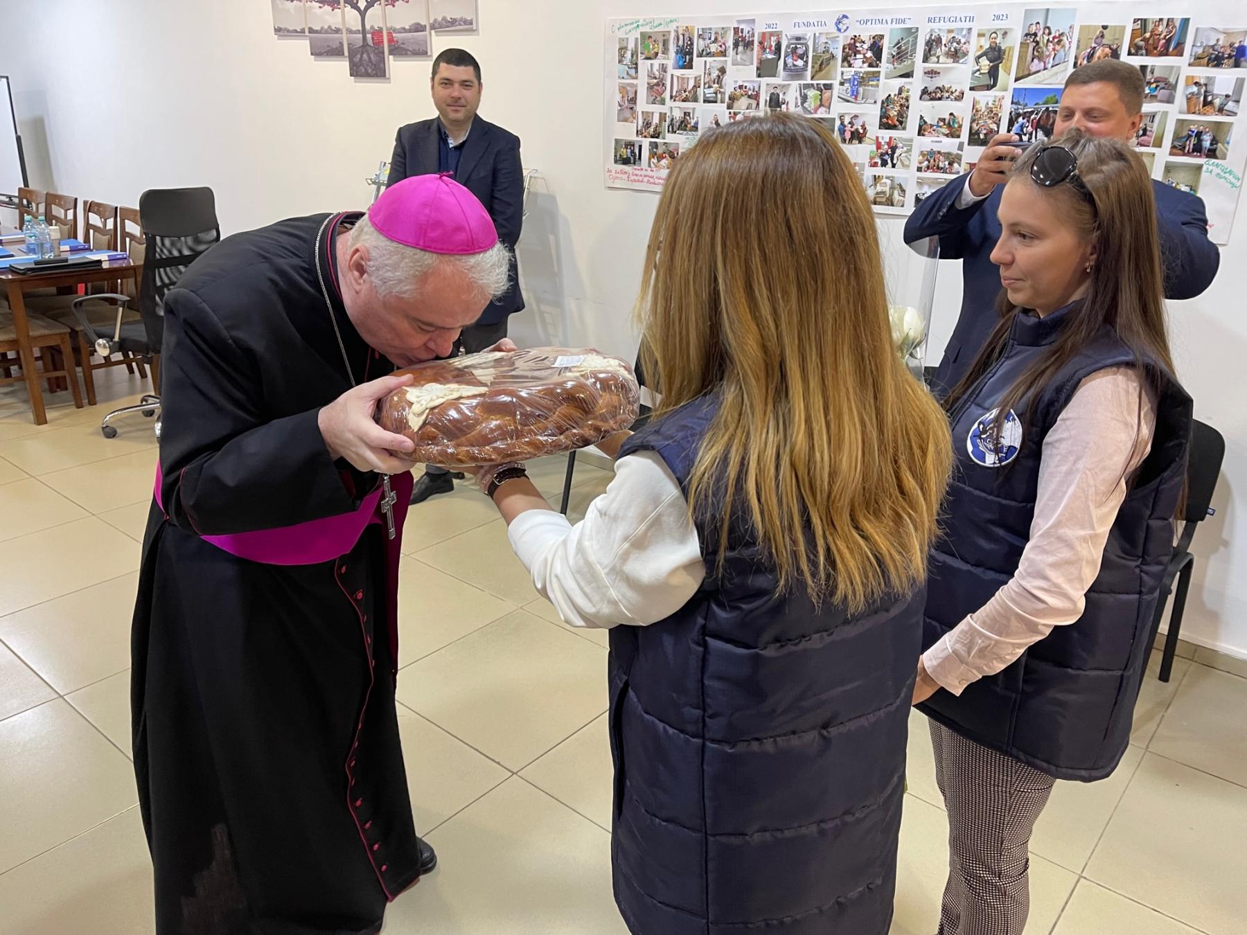 În dimineața zilei de marți, 16 mai 2023, episcopul Anton Coșa a vizitat Fundația „Optima fide”, la sediul din Chișinău. PS Anton fost întâmpinat de către președintele fundației, Pr. Igor Plevschi, directorul Ion Reveneală, consiliul de administrație și a angajații organizației. Prin gestul tradițional al întâmpinării cu pâine și flori, însoțit de simple cuvinte de bun venit, Pr. Igor Plevschi a dorit să-i exprime episcopului bucuria adusă der prezența sa și ocazia de a face cunoscută activitatea meritorie a Fundației „Optima fide”. După cuvântul de bun venit, episcopul a început imediat un dialog cu angajații, discutând cu fiecare dintre ei, încercând să înțeleagă misiunea pe care o are fiecare în cadrul fundației. Cu același interes, episcopul a ascultat ce se face pentru cei care se bazează pe grija fundației. Obiectivul specific al fundației „Optima fide” este îngrijirea celor care trăiesc cu dificila dependență de alcool și de droguri, și de mai mulți ani Pr. Igor Plevschi s-a dedicat personal misiunii de identificare și ajutorare a acestor persoane fragile. Nu este o activitate ușoară, ci una care necesită timp, mai ales în ceea ce privește dialogul și însoțirea lor. Fundația „Optima fide” a inițiat ridicarea unei noi structuri de plasament, care este în prezent în construcție, datorită mai ales datorită sprijinului din partea organizației „Renovabis”. În același timp, plasamentul beneficiarilor este asigurat într-o structură pusă la dispoziție de „Caritas” în Stăuceni. De la începutul conflictului din Ucraina, fundația a demarat și un proiect de asistență pentru refugiați, cu furnizarea a ceea ce este necesar pentru viața de zi cu zi. De fapt, chiar în timpul întâlnirii,lucrătorii fundației erau implicați în distribuirea unui număr mare de prânzuri calde. După discuția cu angajații fundației, episcopul s-a întâlnit cu consiliul de administrație, pentru a înțelege mai bine diferite aspecte care caracterizează viața organizației și, mai ales, a cunoaște mai bine proiectele care sunt în curs de desfășurare și activitățile administrative. La încheierea întâlnirii, cei prezenți au fost îndemnați de PS Anton să-și exprime gândurile, împărtășind astfel bucuria unui drum de caritate și de slujire pentru binele celor care suferă de aceste dependențe. Cuvintele părintelui Igor Plevschi au fost de recunoștință față de episcop și de reafirmare a angajamentului de a îmbunătăți în continuare activitatea Fundației „Optima fide” în spirit evanghelic.